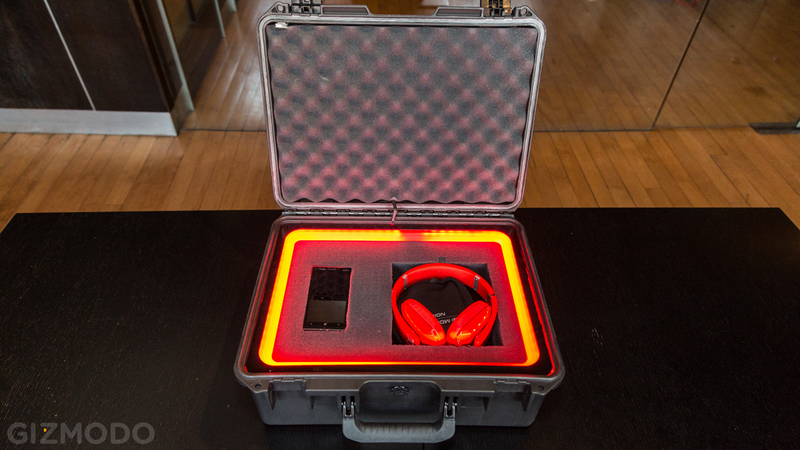 Illustration for article titled Nokia Lumia Icon: No Time For a Review, But the Box It Came In Is Nuts
